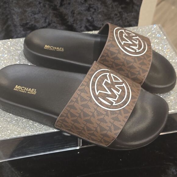 Michael Kors Circle Logo Slide Sandals - Picture 3 of 7